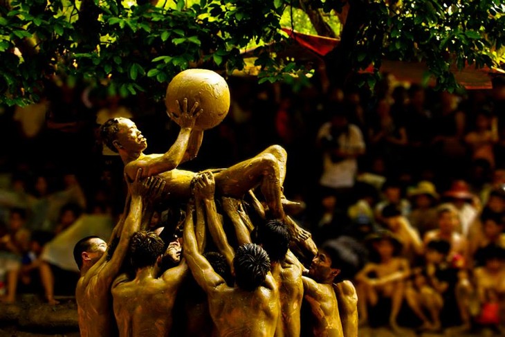 Bac Giang province's traditional all-male mud wrestling competition  - ảnh 1